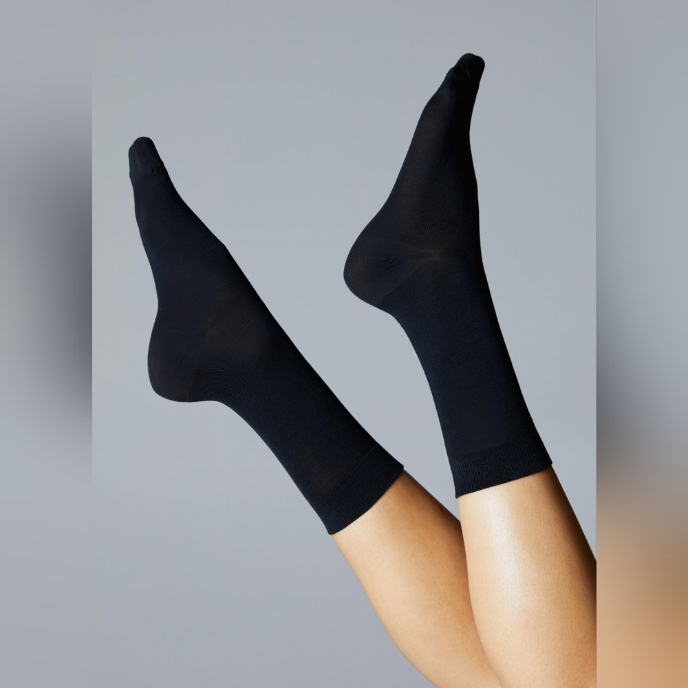 NIB - Medium - Aritzia - Babaton - Black Luxe Crew Socks (Two Pairs)